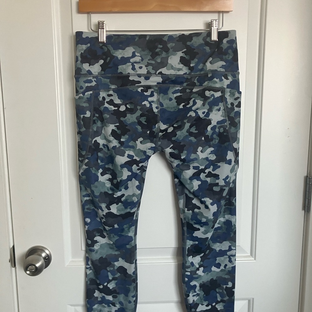 Athleta Women’s Transcend 7/8 Tight in Camo - Picture 5 of 5